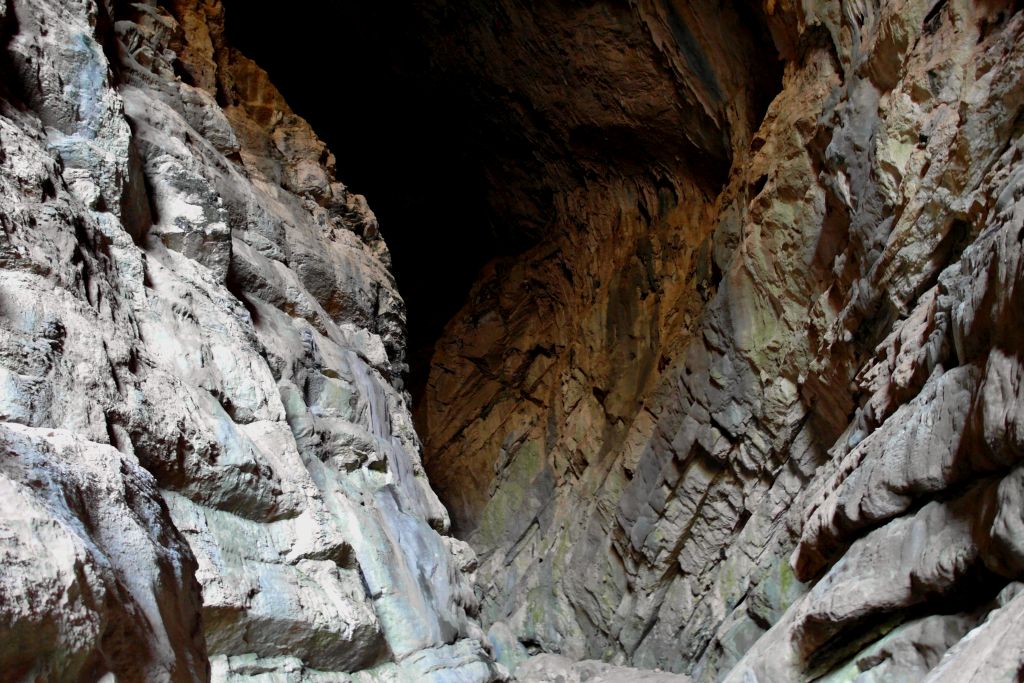 CUEVA DEL HUNDIDERO)